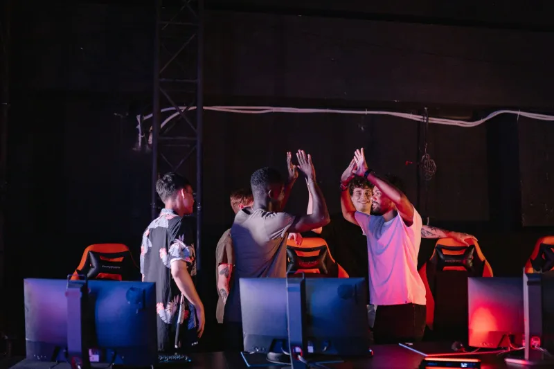Why Playing With Strangers Might Be the Loneliest Thing in Gaming — And What Vietnamese Squad Culture Gets Right